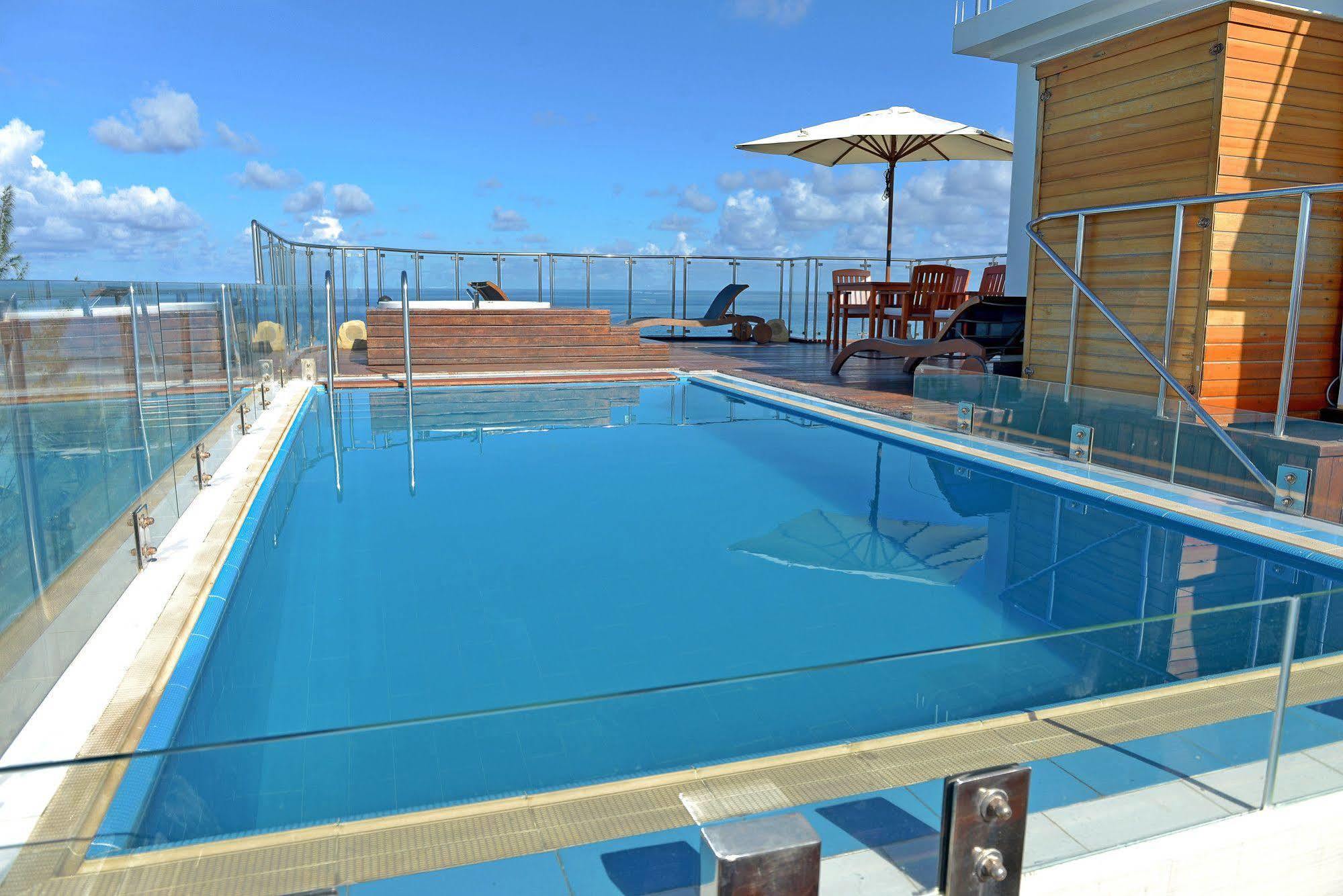 Airport Beach Hotel フルマーレ エクステリア 写真